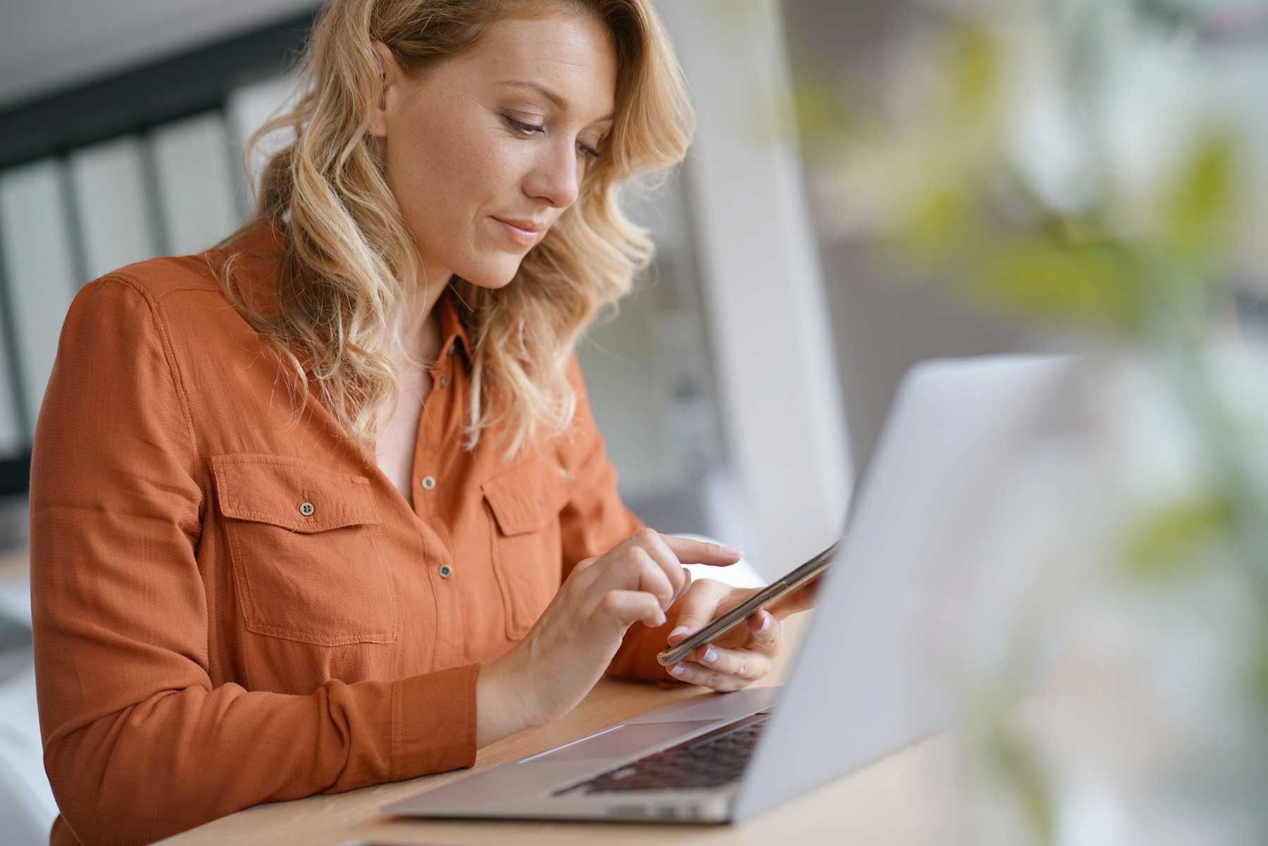 Knoxville Engineered Home Inspections woman checking ipad schedulign